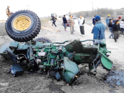 Fuerte. El tractor quedó sin las llantas delanteras y con las otras dos en el aire. 