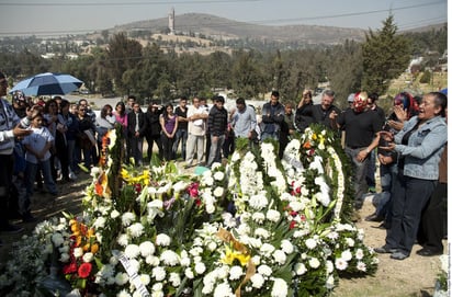 Familiares y amigos lo acompañaron hasta su última morada, a la que llegó de la misma manera que cuando se encaminaba al cuadrilátero: en medio de aplausos, porras y el inevitable grito de 'Arriba los rudos'. (Agencia Reforma)