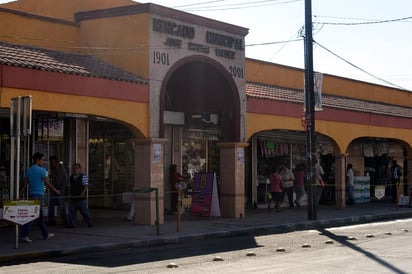 Último estirón. Los comerciantes del mercado esperan buenas ventas para el día de hoy con motivo de la celebración de Año Nuevo.