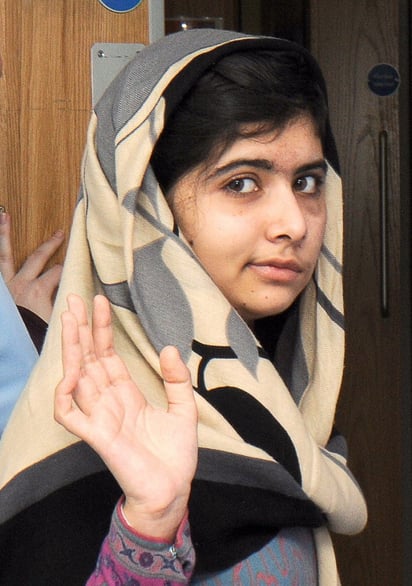 Se va. La adolescente paquistaní, Malala Yousufzai abandona el hospital Queen Elizabeth.