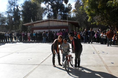 Pequeños. El DIF Lerdo inició la entrega de bolos y regalos en las comunidades rurales.