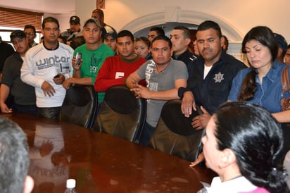 Inconformidad.- Decenas de agentes de Policía y Tránsito Municipal, se reunieron con la alcaldesa para manifestar su inconformidad.