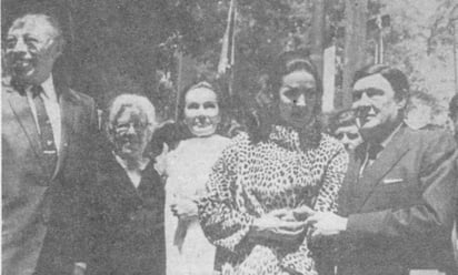 De izquierda a derecha: el regente Alfonso Corona del Rosal, Amelia López de Novo, Dolores del Río, María Félix y Salvador Novo.
