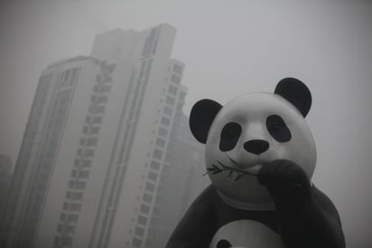 La Organización Mundial de la Salud (OMS) considera aceptable un máximo de 25 microgramos de PM 2.5 por metro cúbico de aire, quince veces menos de lo que se respira hoy en Pekín. (EFE)

