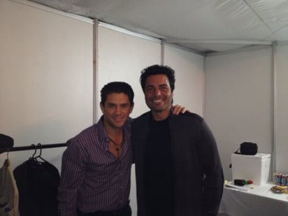 En la fotografía, publicada en la cuenta de Twitter personal de Irarragorri, el directivo del Santos presume su encuentro con el cantante, bailarín y actor Chayanne. TWITTER