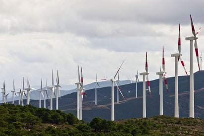 Con fósiles. México genera hoy en día el 80% de su energía con recursos fósiles y sólo un 17 con recursos renovables e hidroeléctricos y un 3% con centrales nucleares.