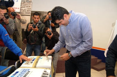 Dijo que, de resultar ganador, invitará sin duda a Zermeño y a todo su equipo, pues consideró que 'hay más motivos para estar unidos dentro del PAN que para estar divididos'. (EL SIGLO DE TORREÓN) 