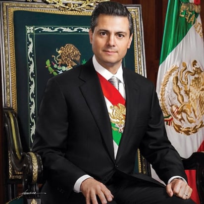 En la fotografía aparece Peña Nieto sentado en la silla presidencial con el águila bordada en el respaldo, así como la bandera de México a su lado izquierdo. 
