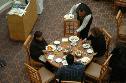 Prohibido. Los restaurantes y bares no pueden incluir el cobro de la propina en la cuenta.