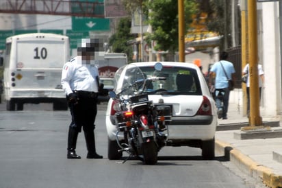 Nada. Supuestamente será en operativos de rutina en los cuales se sancionará a los automovilistas que porten placas vencidas. Será lo mismo contra los conductores de carros extranjeros ilegales.