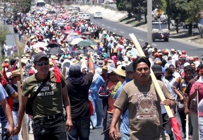 Armados con palos, varillas y piedras, unos tres mil maestros disidentes se apostan sobre el carril norte-sur de la autopista del Sol. (EFE)
