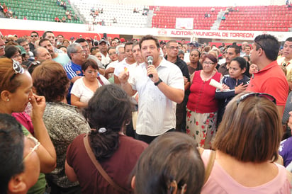 Desorden. El regidor José Ganem intentaba explicar las medidas que se iban a tomar en el panteón.