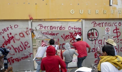 A su paso, los maestros irrumpieron en la sede partidista, primero arrojando huevos, piedras y después con unos tubos y picos, derrumbaron la puerta de metal. EL UNIVERSAL