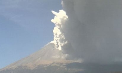 El comunicado señaló que debido a la intensidad de los vientos en la zona, la columna de ceniza y vapor alcanzó una altura máxima de 400 metros, dispersándose en dirección noreste sobre las laderas del volcán. (TWITTER)
