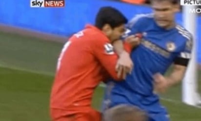 Captura del video donde se muestra a Luis Suárez mordiendo a Ivanovic. Luis Suárez mete gol del empate y muerde a rival