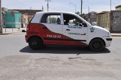 La pavimentación. El pavimento de la colonia luce con hoyos y pozos, los automovilistas se quejan de esta situación, ya que sus autos se ven afectados.