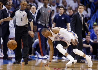 Westbrook se perdió la práctica del jueves, y el entrenador Scott Brooks dijo entonces que estaría 'bien'. (AP)