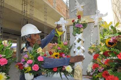 Los festejos incluyen comidas donde se realizan las obras de construcción, visitas a iglesias y agradecimientos religiosos por el trabajo que les ocupa. ARCHIVO