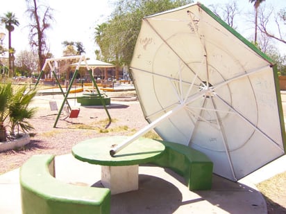 Espacios abandonados. Las bancas con sombra sólida que se encuentran en la zona de juegos se pueden observar llenas de grafiti, otras con una gran cantidad de basura o en algunos casos hasta se han roto las sombrillas de sus bases en las mesas.