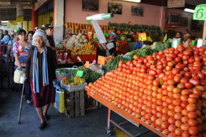 Otro factor. Tanto la gasolina, así como la poca producción de alimentos de la canasta básica, provocarán un incremento en los productos durante este 2013.  