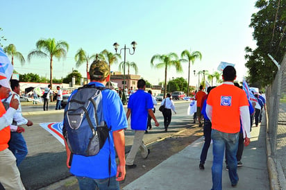 Promoción. Los candidatos del PAN de Gómez y Lerdo salieron a las calles para iniciar sus campañas.