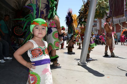 Toda la familia. Hasta los más pequeños participan en cada una de las procesiones que se hacen dentro de este grupo.