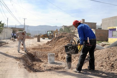 Se mantiene alta la cantidad de fugas de agua y drenajes tapados, pero también la cantidad de áreas donde la empresa abastecedora abre zanjas y no las repavimenta. ARCHIVO