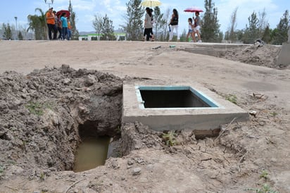 Riesgos. Hay registros abiertos y hoyos llenos de agua cerca de la planta tratadora del Bosque Urbano.