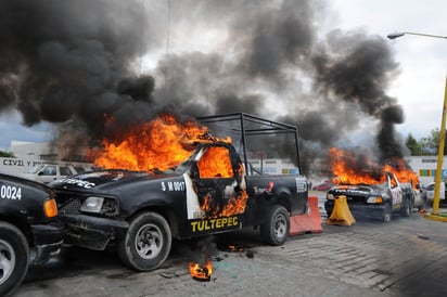 Estado de México. Varias patrullas de Seguridad Publica de Tultepec fueron destrozadas y algunas fueron quemadas por vecinos de la comunidad de Amado Nervo, luego que dos jóvenes perecieron a manos supuestamente de policías municipales. 