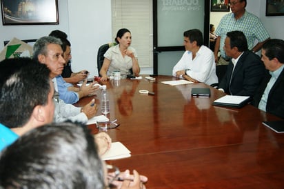 Diálogo. La presidenta municipal Rocío Rebollo recibió en su despacho al alcalde electo de Gómez Palacio, José Campillo, para dialogar y acordar los pormenores del proceso de entrega-recepción. 