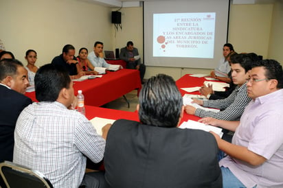 Analizan. Se reunieron ayer los abogados del municipio para discutir el anteproyecto de Reglamento.