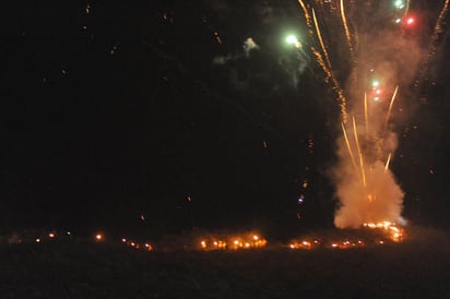 La erupción de un 'volcán'. La fiesta de la vendimia o de San Lorenzo  inicia el día 9 de agosto por la tarde-noche con danzas y una representación con pirotecnia y antorchas de la erupción de un volcán en un cerro cercano a la exHacienda de San Lorenzo (Casa Madero) en donde se desarrolla la mayor parte de la celebración. (RAMÓN SOTOMAYOR)
