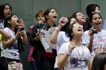 Pese a las largas horas de espera, las rushers no dejan que el ánimo decaiga y el ritmo de las canciones de la 'boy band' ponen el ambiente de fiesta y baile. (El Universal)
