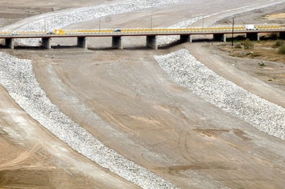 Pendiente. En el lecho del río Nazas se concluyó con la primera fase de la obra, correspondiente al canal de estiaje, pero los trabajos se detuvieron debido a que no han llegado los recursos federales.