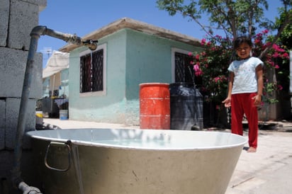 A diario. El Simas aseguró que les brindará agua diariamente a Los Arenales de 11 a 3 de la tarde. La semana próxima se ampliará el horario.