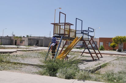 Espacios poco seguros. Así es como luce la plaza del fraccionamiento, sin áreas verdes ni árboles, no hay bancas, tampoco canchas deportivas y los pocos juegos infantiles que hay están dañados y vandalizados.