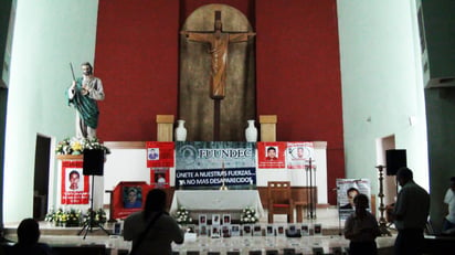 Hoy se conmemora el Día del Desaparecido, por lo que las familias decidieron orar durante las 24 horas por sus seres queridos. Son sus hijos, padres, esposos, tíos, sobrinos, y cada uno significa una familia incompleta, gente que le busca y que no descansará hasta obtener resultados.