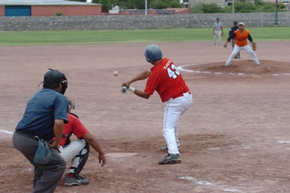 San José del Viñedo derrotó a Deportivo El Vergel por pizarra de 13 a 12 y de paso le quitó lo invicto en la Liga de Beisbol de Veteranos Juan Navarrete. San José del Viñedo le pega a Vergel