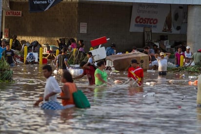 Más de 150 mil personas han sido atendidas en los diferentes estados afectados por estas tormentas tropicales con insumos, alimentos, cobijas. (Notimex)
