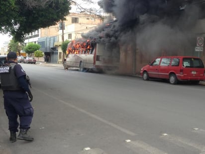 La unidad fue quemada en el cruce de las calles Acuña y Allende. (El Siglo de Torreón)