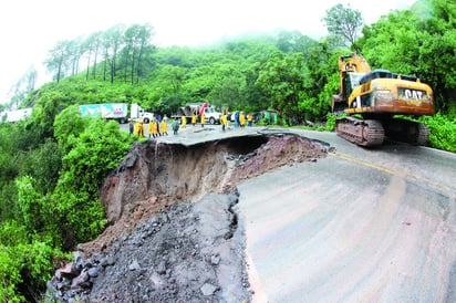 Incomunicada. Ante el azote de las lluvias en la zona sur de Sinaloa, como consecuencia de la tormenta 'Manuel', el tramo de la carretera Mazatlán-Durango se incomunicó en el kilómetro 222. Autoridades  confirmaron el corte de la carretera, lo que ocasionó caos vial y largas filas de autos, camiones de carga y pasaje.