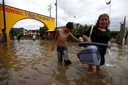 Regresa el agua. Habitantes de la colonia Villas Paraíso en Acapulco tuvieron que dejar de nuevo sus casas tras las lluvias del miércoles que provocaron nuevas inundaciones en el puerto, justo cuando el agua empezaba a retroceder.