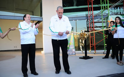 Ayer miércoles fue inaugurado el Gimnasio de Acondicionamiento  Físico de la Universidad La Salle Laguna, con la presencia de directivos y alumnos del plantel en una sencilla ceremonia. (Fotografías de Jesús Galindo López)