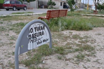 Sin mantenimiento. Los habitantes de la colonia Rincón La Merced aseguran que las autoridades tienen meses sin realizar labores de poda de hierbas, limpieza y reparación de alumbrado en la plaza.