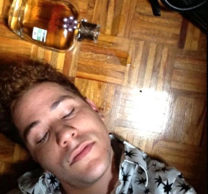 El ex RBD compartió algunas imágenes en las que primero se veía en el suelo junto a una botella de alcohol. (Twitter)