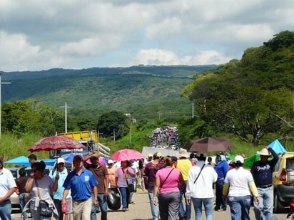 Protestas. Aspectos de la marcha de profesores que bloqueó los accesos al Aeropuerto Internacional 'Ángel Albino Corzo', ayer lunes, en protesta contra la Reforma Educativa.