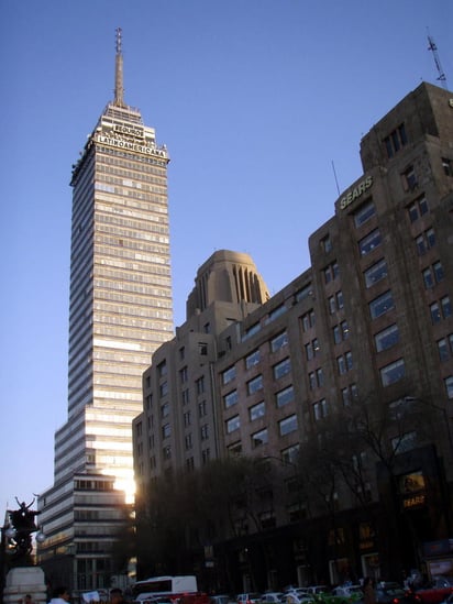 La Torre cuenta con 43 pisos de oficinas y una antena desde donde se transmiten señales de radio y televisión; además, tiene un mirador abierto al público desde el que puede darse un vistazo muy exclusivo de la ciudad. (ARCHIVO)