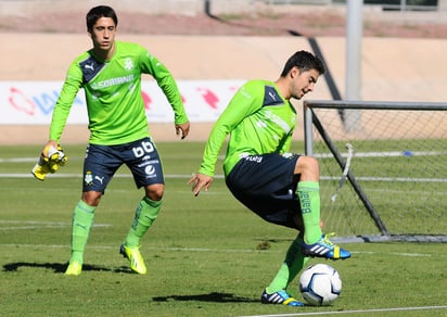 Javier Abella (izq.) se siente orgulloso de la gran actuación de sus compañeros Ulises Rivas y Christian Tovar en el Mundial Sub 17. (Foto de Jesús Galindo López)