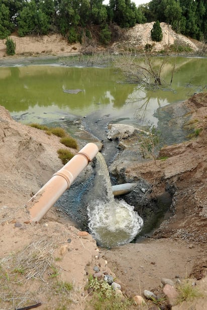 Agua contaminada. Descarga de agua en el margen del río Nazas, del lado de Gómez Palacio.