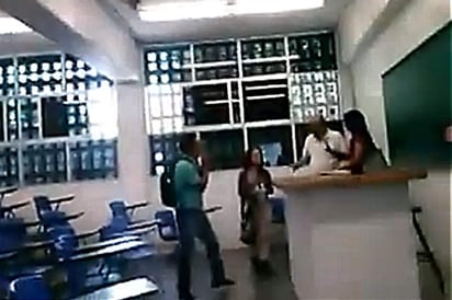 El profesor que fue grabado mientras agredía a una alumna fue cesado de sus actividades en la preparatoria donde laboraba. (YouTube)